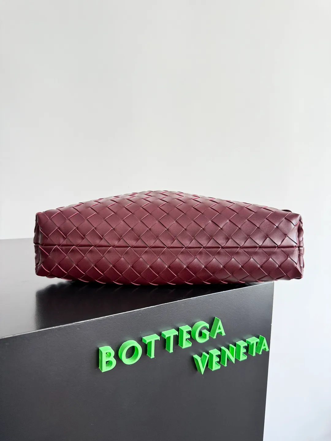 Batch 1680 BOTTEGA VENETA 2025 new women's Dustbag Notte clutch. Dustbag, which has been very popular since its launch, has a chain clause! ! The hand-carrying method is reminiscent of the classic bag type Pouch , light and elegant, the reserved drawstring design allows the bag to be used as an armpit bag, and the chain is longer, which is very suitable for sisters who like to free their hands and carry cross-body backpacks. No matter which way you carry it, you can change the back according to the occasion and your mood that day. It can make the overall outfit more fashionable🪄🪄The body of the bag has also been widened. It is the rainy season and the weather is hot. The bag can easily accommodate a small umbrella and water bottle. The lining is made of nylon, which is light and comfortable to carry, and is very suitable for summer use. Style number: 839394 Size: 33*19*8cm